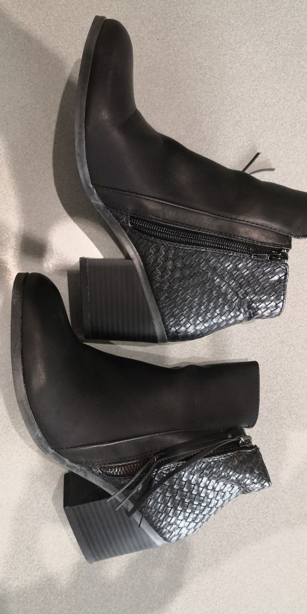 Botines negros . Amichi. Talla 38. Buen estado.