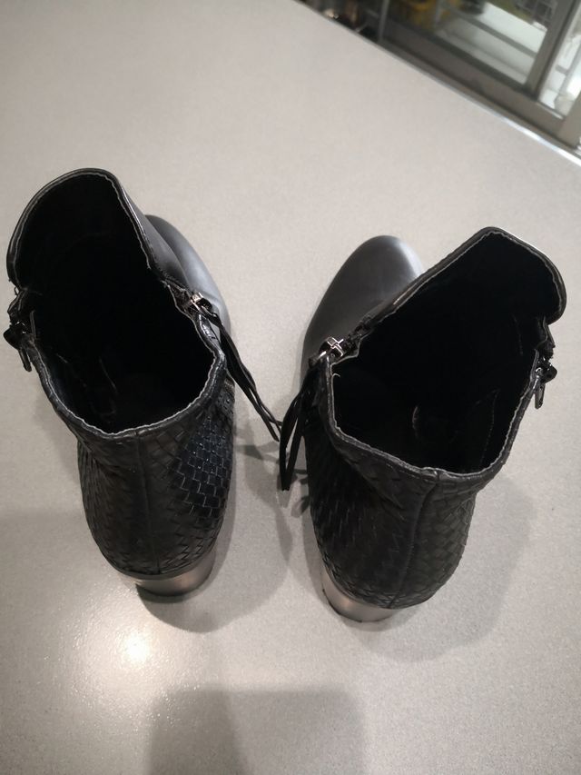 Botines negros . Amichi. Talla 38. Buen estado.