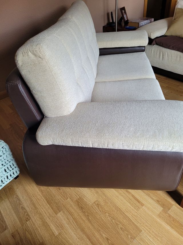 Sofa de 2 plazas, crudo y marrón.