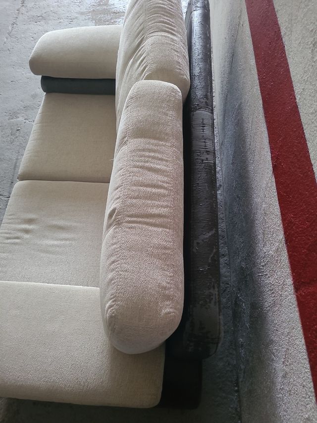 Sofa de 2 plazas, crudo y marrón.