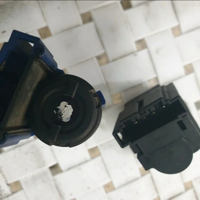 Interruptor de pedal de freno y embrague.