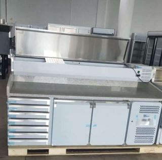 Mesa refrigerada para preparación de pizzas.