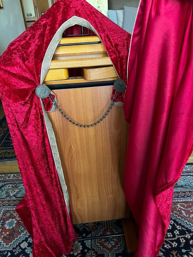 Mantello rosso in Velluto e Rifiniture oro / 117