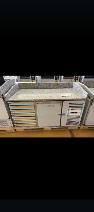Mesa refrigerada para preparación de pizzas.