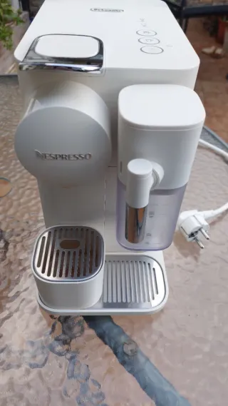 Cafetera Nespreso  "Lattissima one"