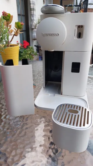 Cafetera Nespreso  "Lattissima one"