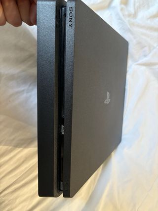 PS 4 slim 825gb Y VOLANTE CON 3 MANDOS OFICIALES