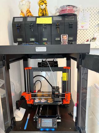 Impresora 3D Prusa MK4S y MMU3 con mueble
