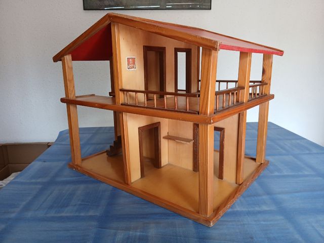 Casa de madera para figuras pequeñas.