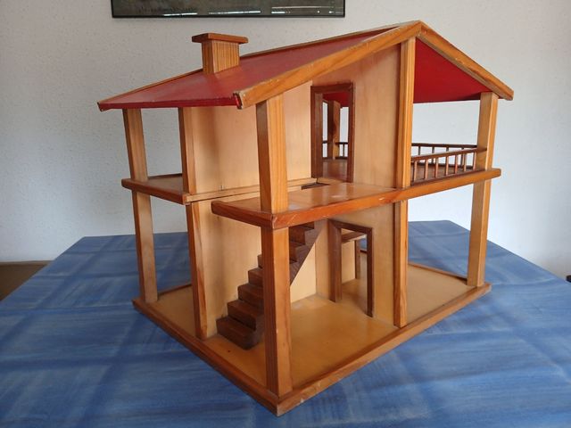 Casa de madera para figuras pequeñas.