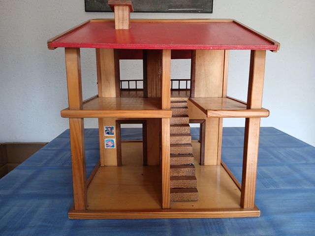Casa de madera para figuras pequeñas.