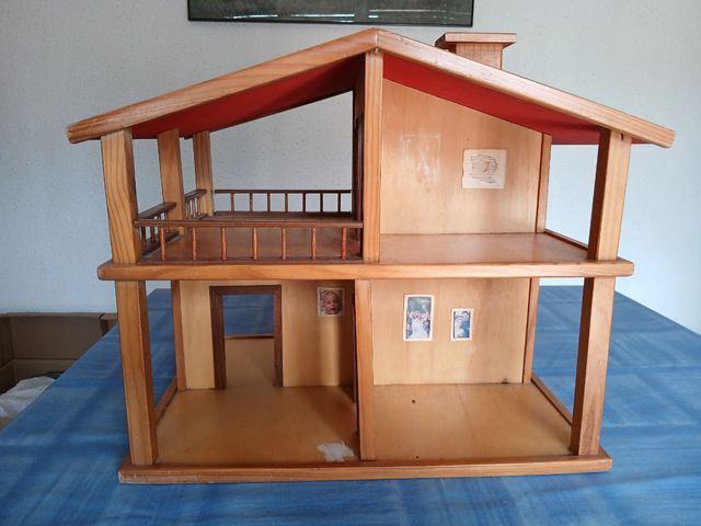 Casa de madera para figuras pequeñas.
