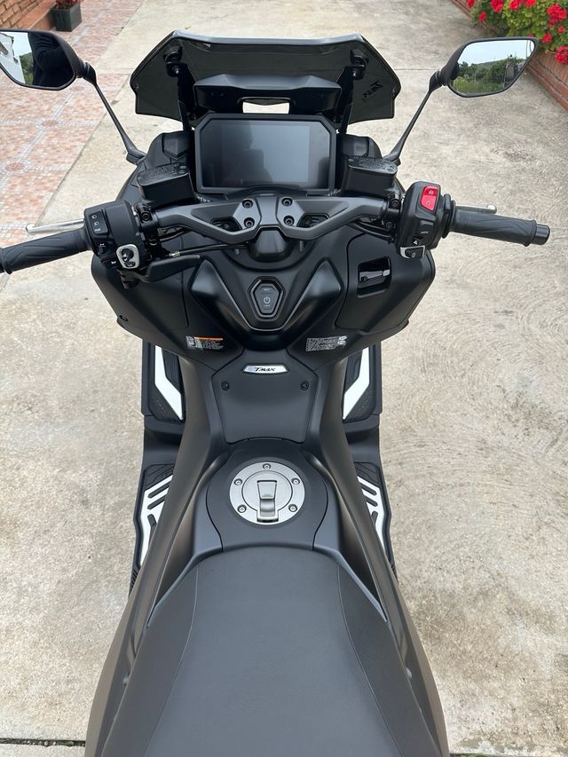 YAMAHA TMAX 560 2024