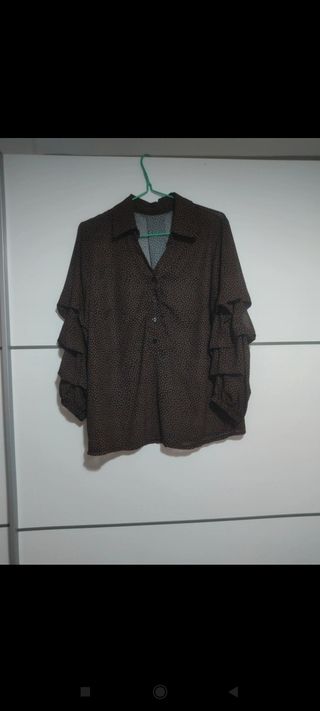 Camisa con volantes en mangas