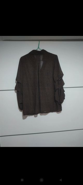 Camisa con volantes en mangas