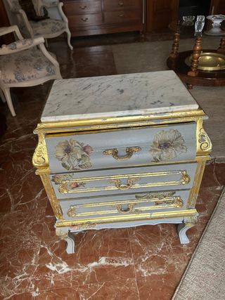 mesita auxiliar gris y dorada