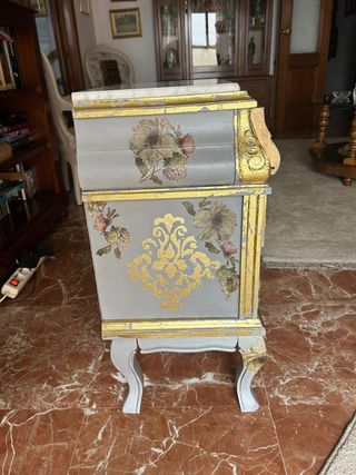 mesita auxiliar gris y dorada