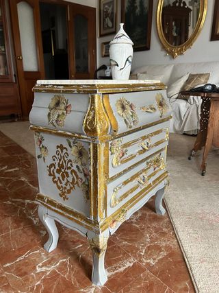 mesita auxiliar gris y dorada