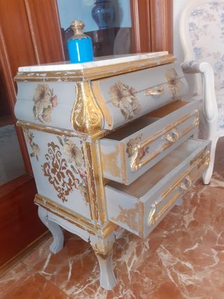 mesita auxiliar gris y dorada