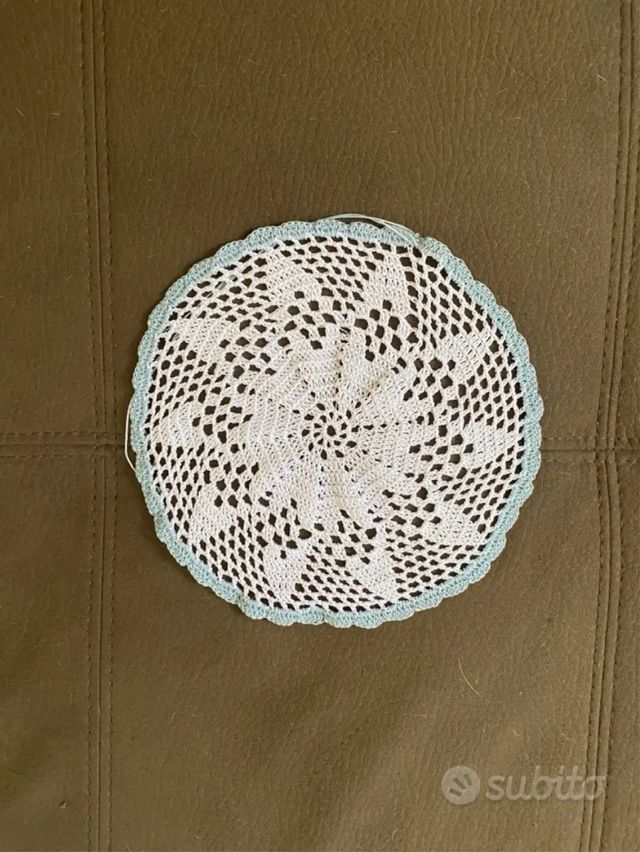 Centrini Ricamati completamente a Mano