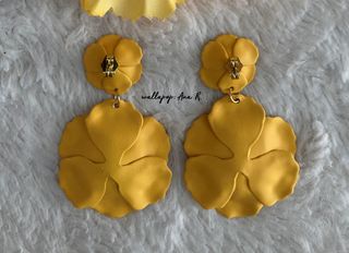 Pendientes y flor flamenca amarillo melocoton