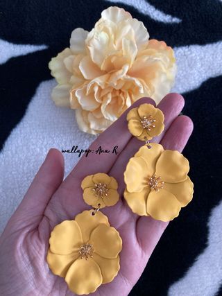 Pendientes y flor flamenca amarillo melocoton