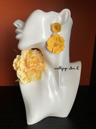 Pendientes y flor flamenca amarillo melocoton