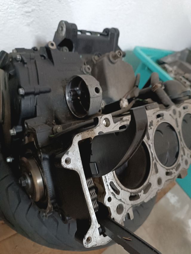 Suzuki GSR 600 peças motor