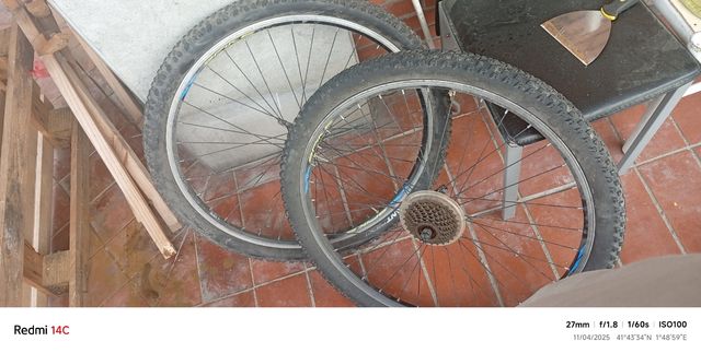 Neumáticos de bicicleta  dos , usados con detalles