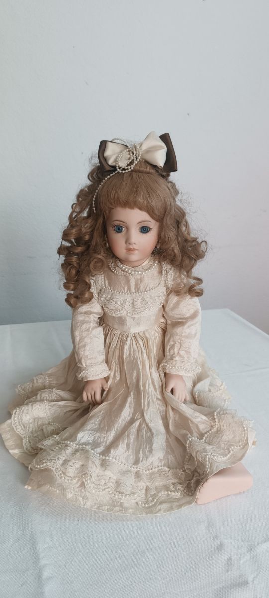 Hermosa muñeca de porcelana