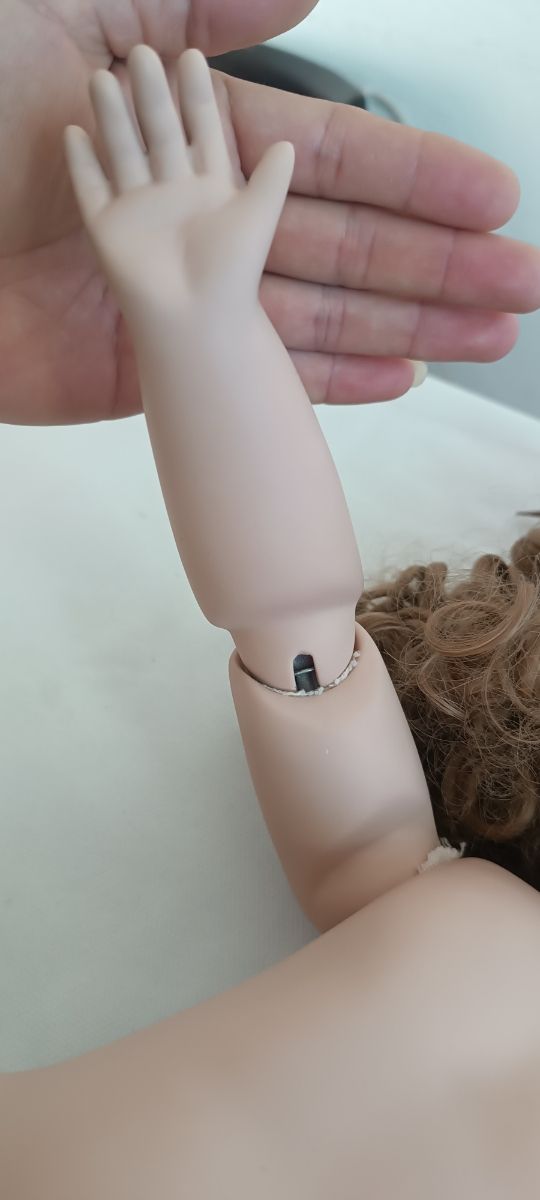 Hermosa muñeca de porcelana