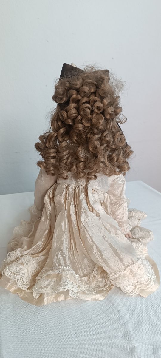 Hermosa muñeca de porcelana