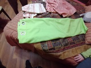 Cortina de salón color verde. Solo hay  una