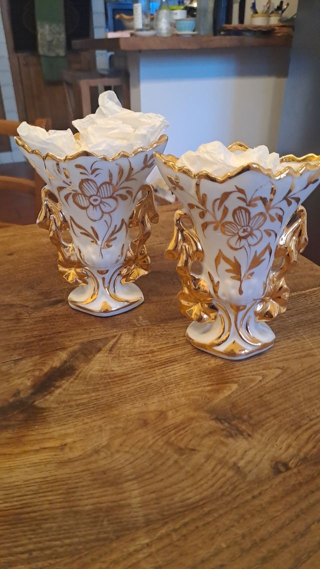 Coppia di vasi decorativi in ceramica