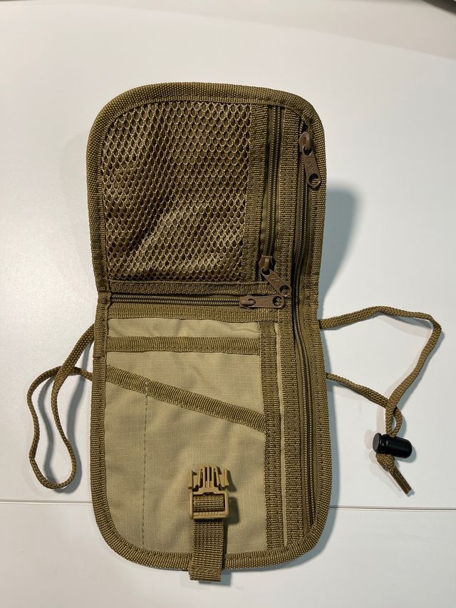 Bolso pequeño portadocumentos.