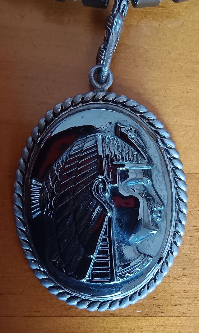Collana vintage in ematite naturale con immagine egiziana