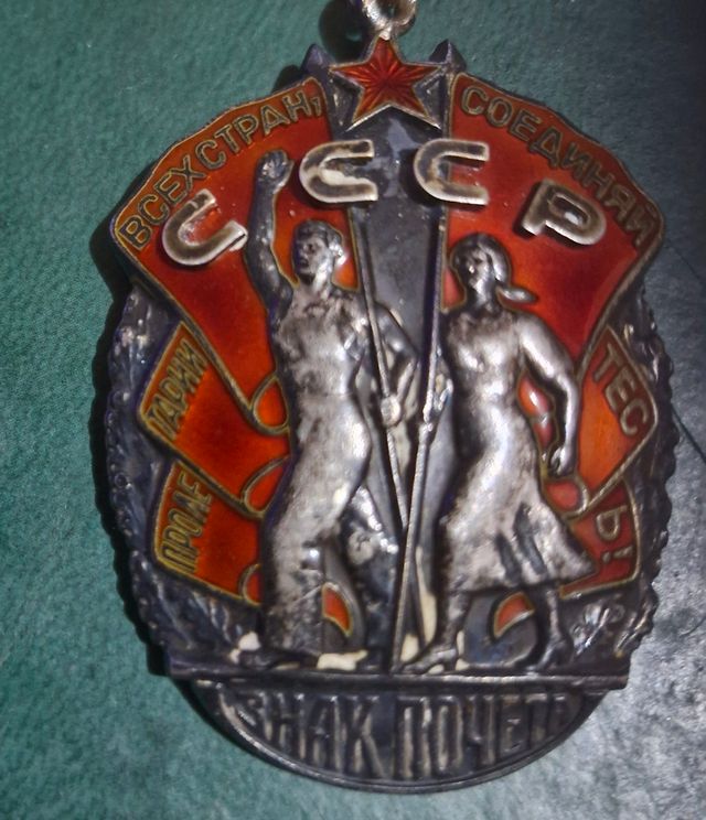 Orden de honor soviética con documento