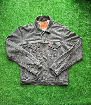  Chaqueta Levi’s Trucker Gris  Estilo y Comodidad 