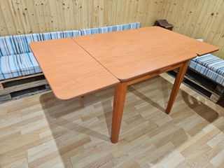 Conjunto de mesa y 5 sillas