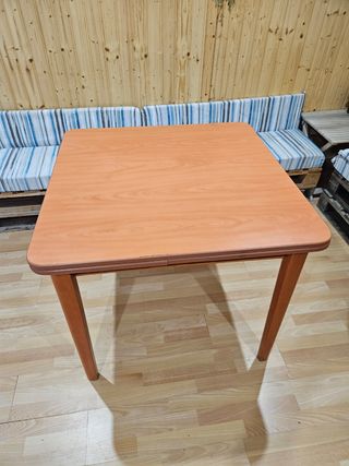 Conjunto de mesa y 5 sillas