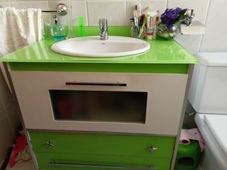 Mueble con lavabo y grifo