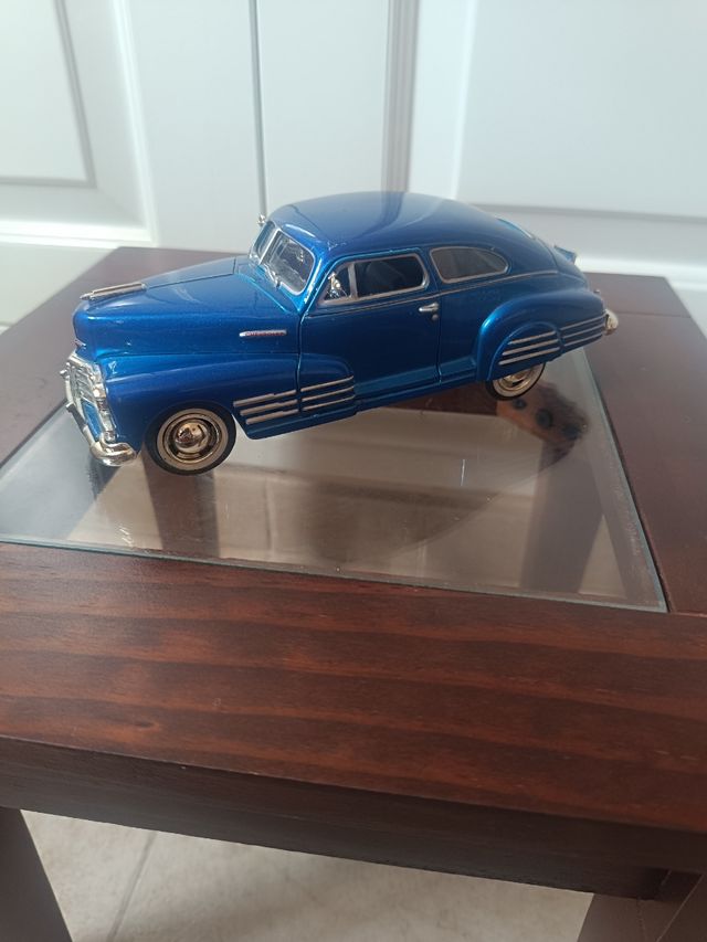 Coche miniatura Chevrolet 1948 Aerosedan