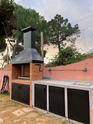 Parrilla con campana y módulo de cocina exterior