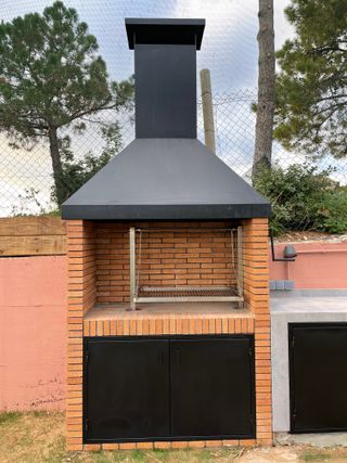 Parrilla con campana y módulo de cocina exterior