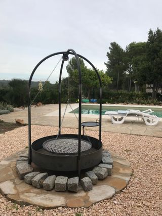 Fogonero circular con parrilla colgante