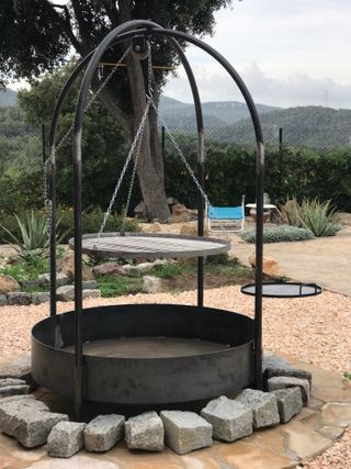 Fogonero circular con parrilla colgante
