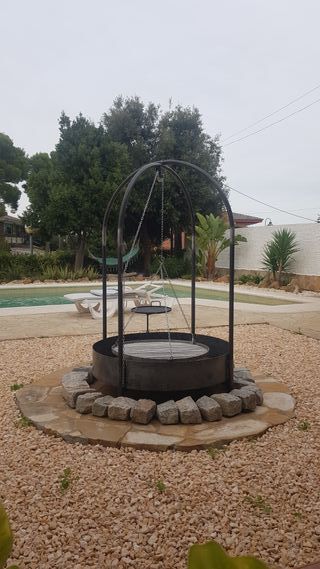 Fogonero circular con parrilla colgante