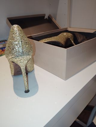 Tacones glitter dorados