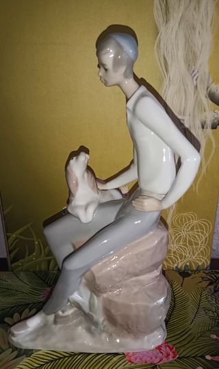 FIGURA NAO-LLADRO JOVEN CON PERRO