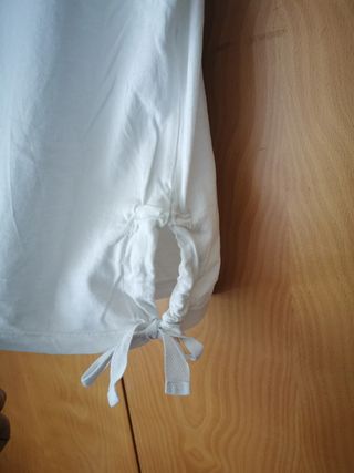 Camiseta blanca serigrafiada de manga corta